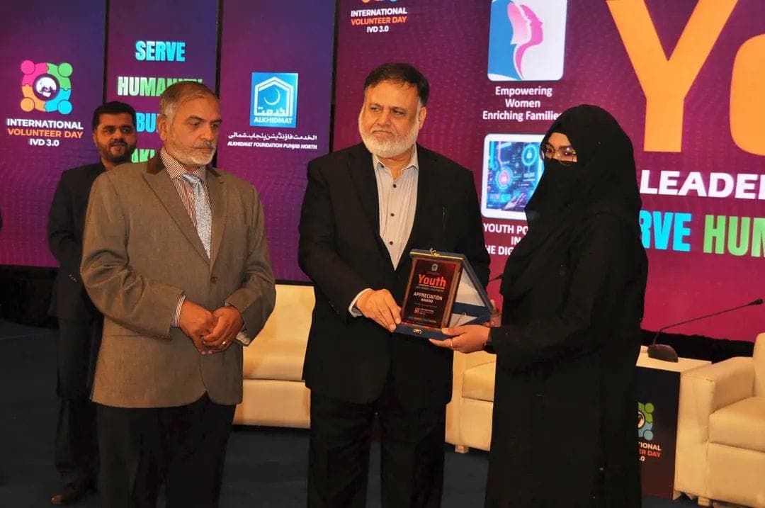 Zainab Siddique receiving a Youth Appreciation Award on stage